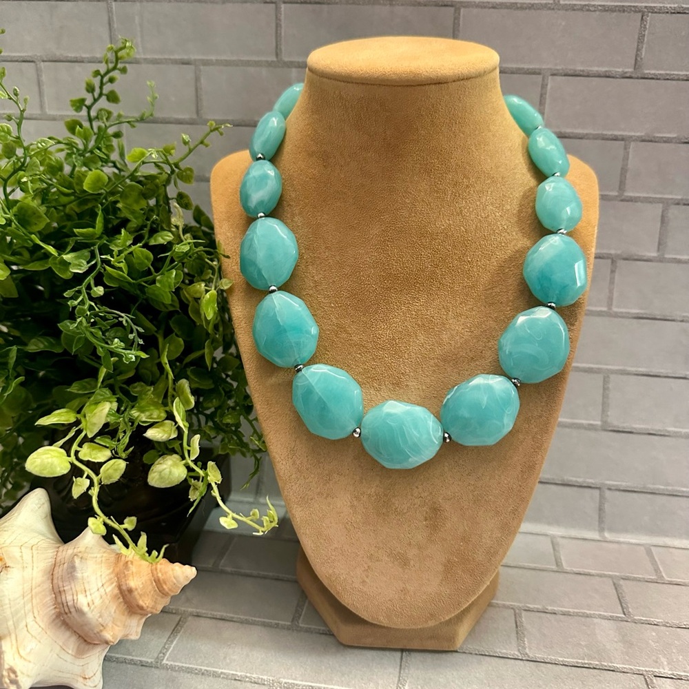 Turquoise acrylic swirl bead necklace